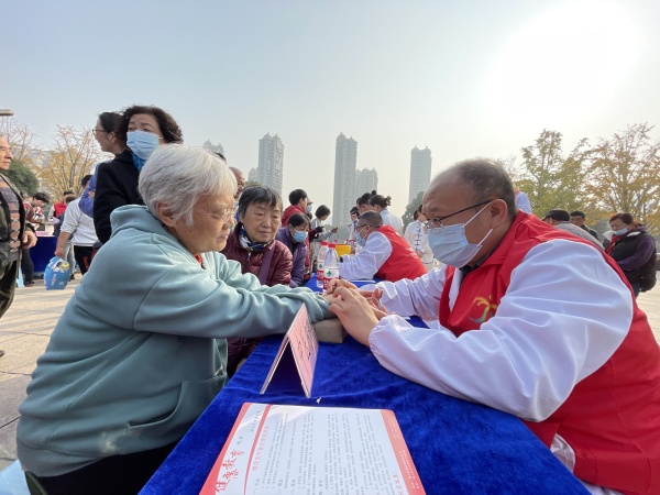 （20231123區(qū)中醫(yī)醫(yī)院）錫山健康文化大會(huì)暨江蘇省中醫(yī)藥宣傳月錫山專場、“文明錫山 康養(yǎng)怡心”示范活動(dòng)2_副本.jpg