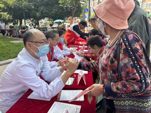 （20240508區(qū)中醫(yī)醫(yī)院）世界紅十字日，中醫(yī)藥健康服務進廣場2.JPG